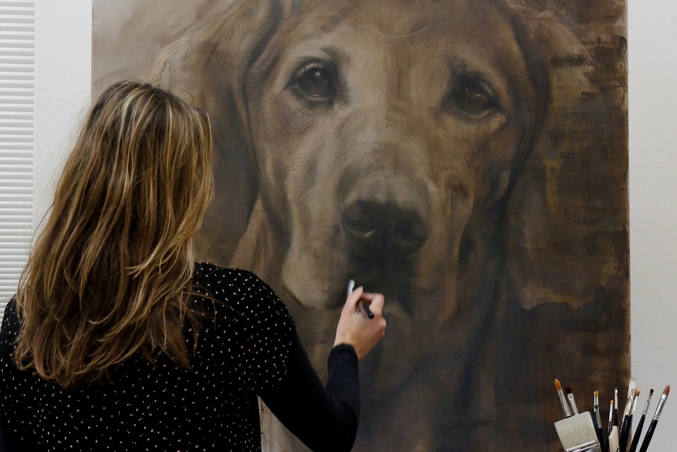 hondenportret op groot formaat in mixed media door jennifer koning